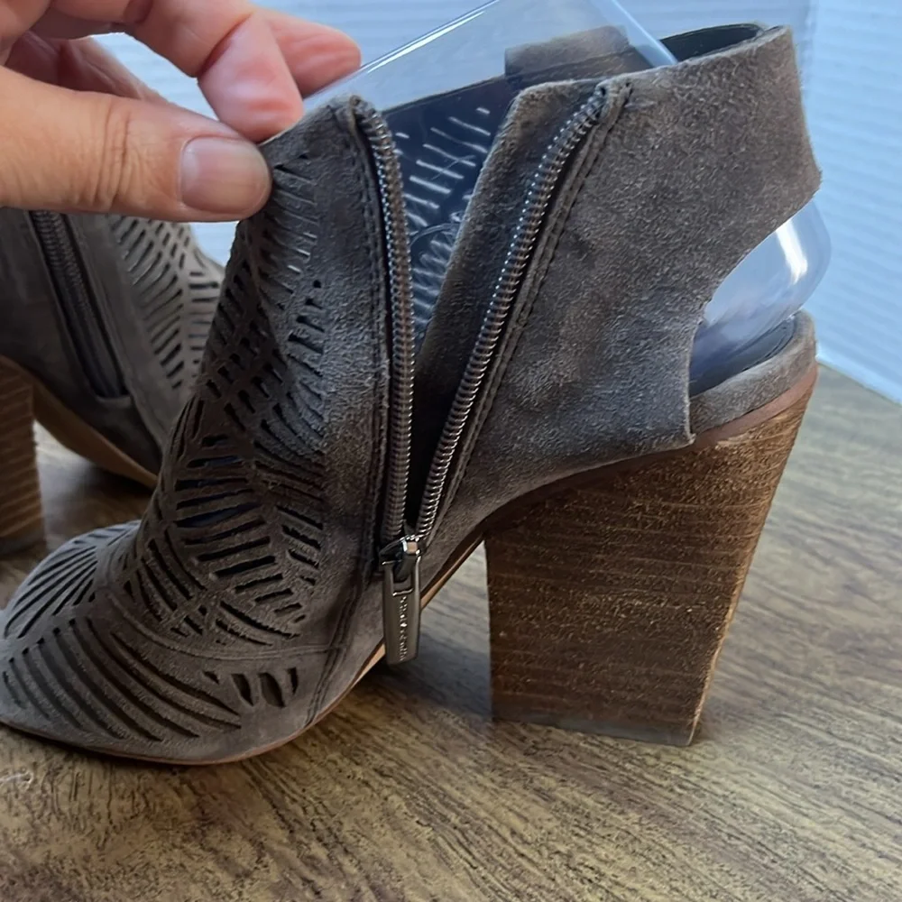 Vince Camuto Kimora Gray Leather Block Heel Booties Size 7.5